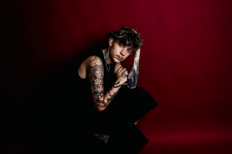 Após dois anos do sucesso “202”, Enzo Cello apresenta versão inédita na carreira na mixtape “Insônia”