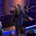 Em novo single, Bruna Olly reflete sobre uma vida além da superficialidade