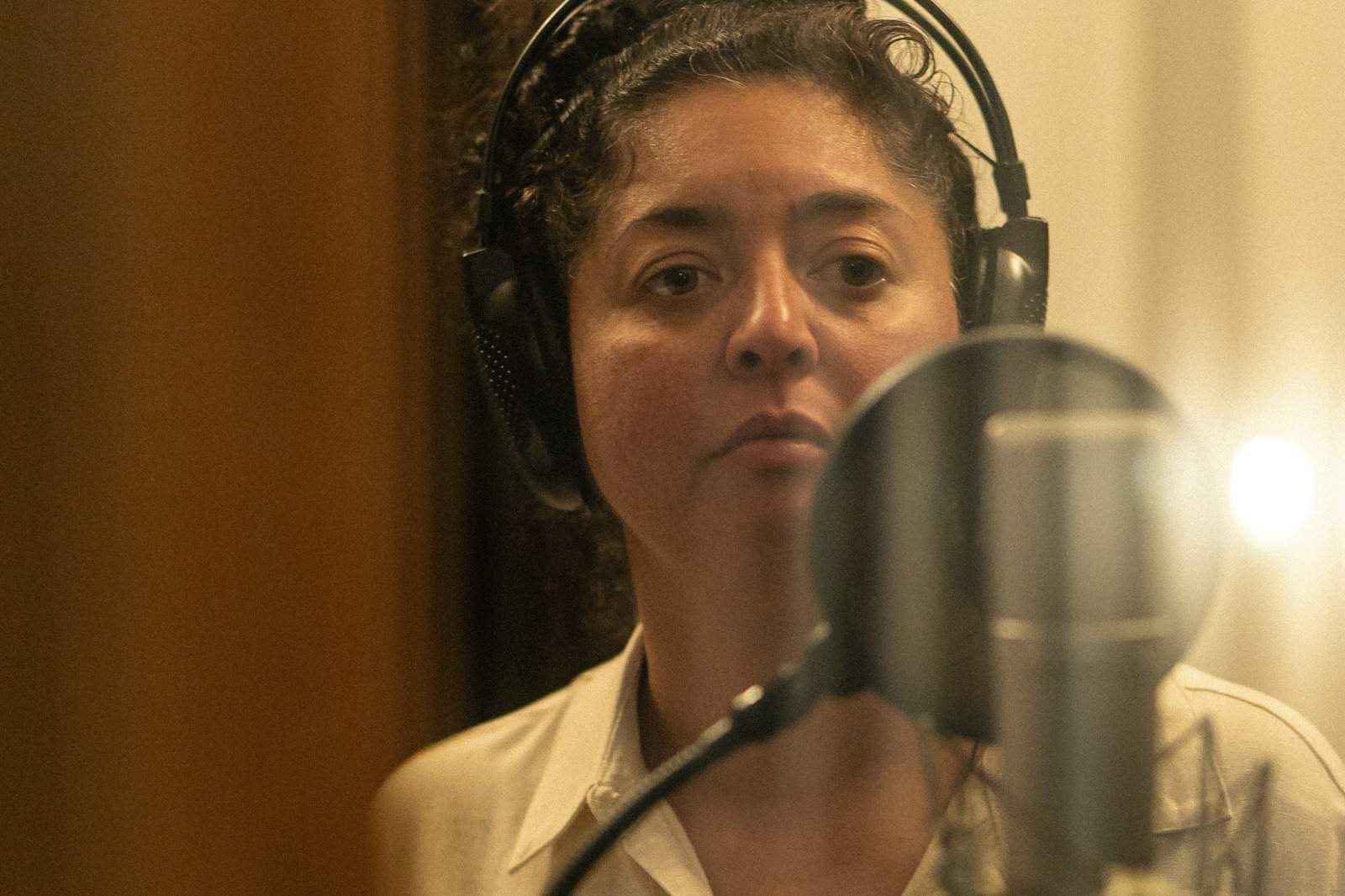 Cantora Aline Vieira mergulha nas memórias e emoções em Mar de Dentro, seu primeiro EP