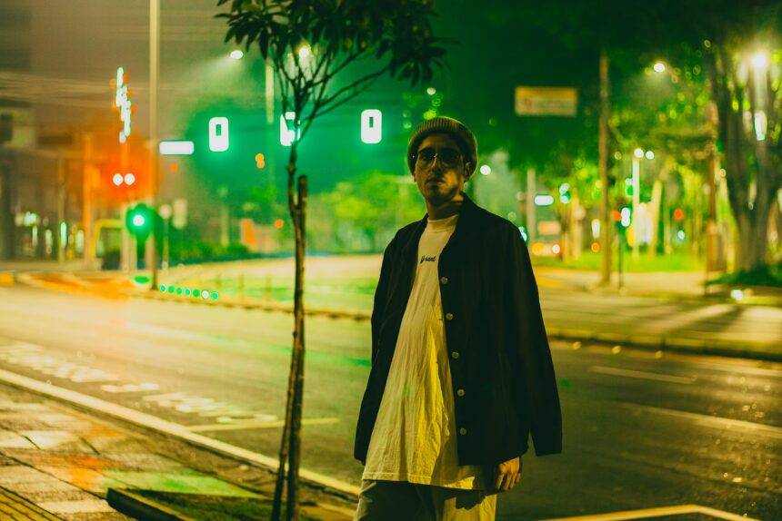 Sem perder a essência do rap, Freitera combina ritmos urbanos em “Dono do Coração Solitário”