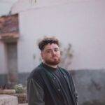 Integrante da banda carioca Espinoza, Vinicius Braz lança carreira solo com “Perto”