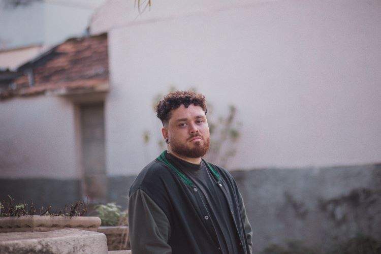 Integrante da banda carioca Espinoza, Vinicius Braz lança carreira solo com “Perto”