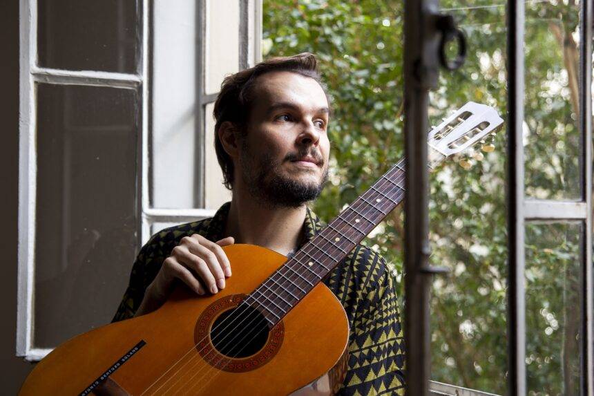 Quadrinista e músico, Camilo Solano busca o que nos aproxima como pessoas no álbum “Quase Tudo Mundo”