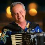 Frank Aguiar recebe no palco da TV Aparecida o cantor e sanfoneiro Flávio José