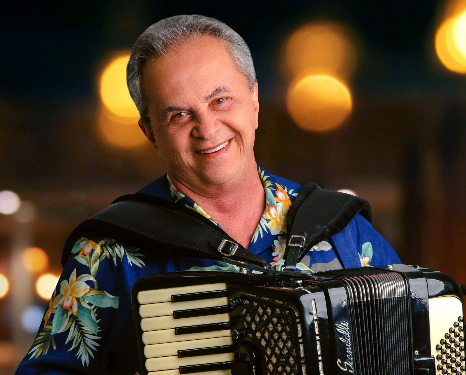Frank Aguiar recebe no palco da TV Aparecida o cantor e sanfoneiro Flávio José