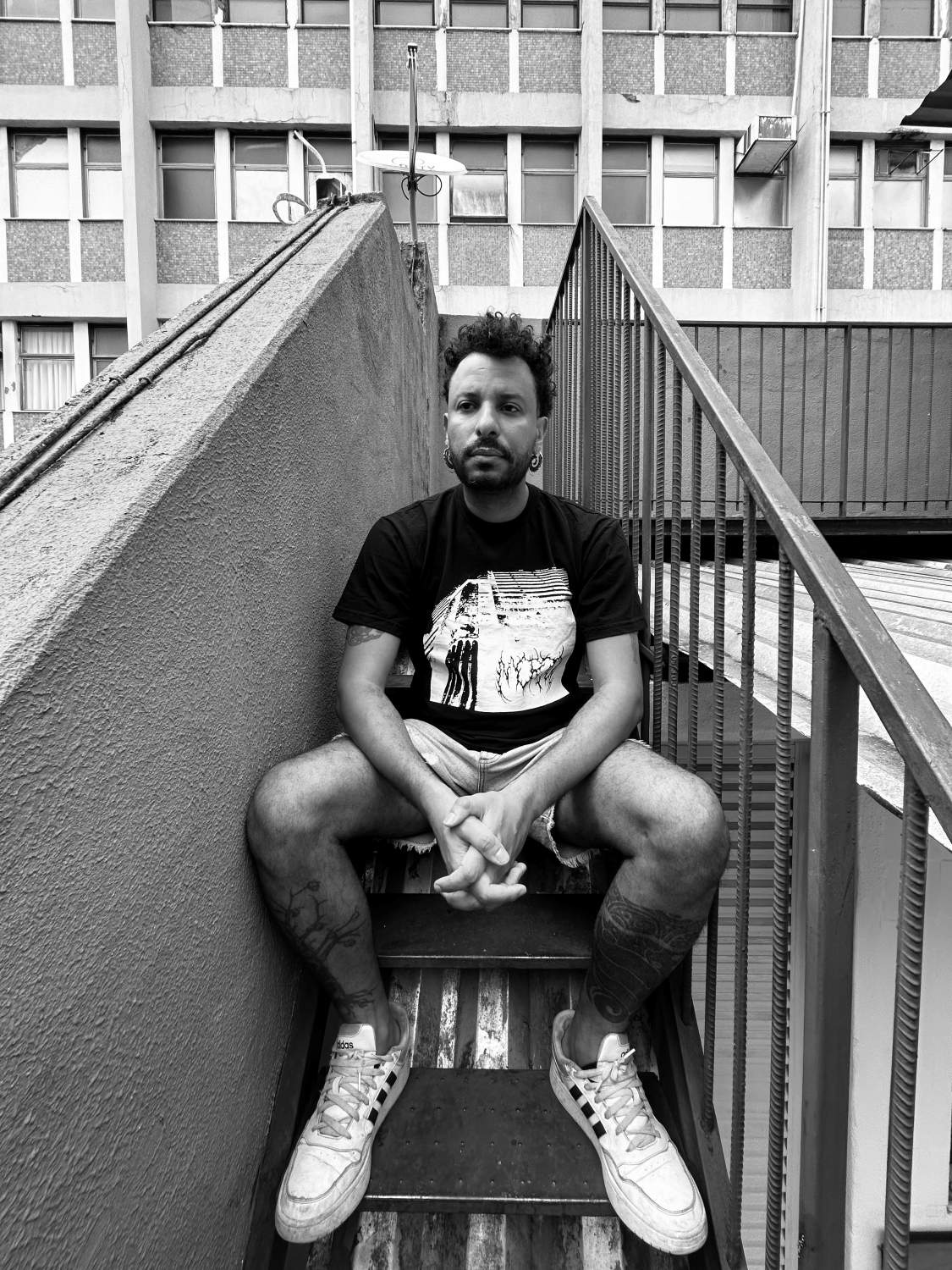 João Jardel experimenta com hip hop alternativo e macumba industrial em “O Pretocore”