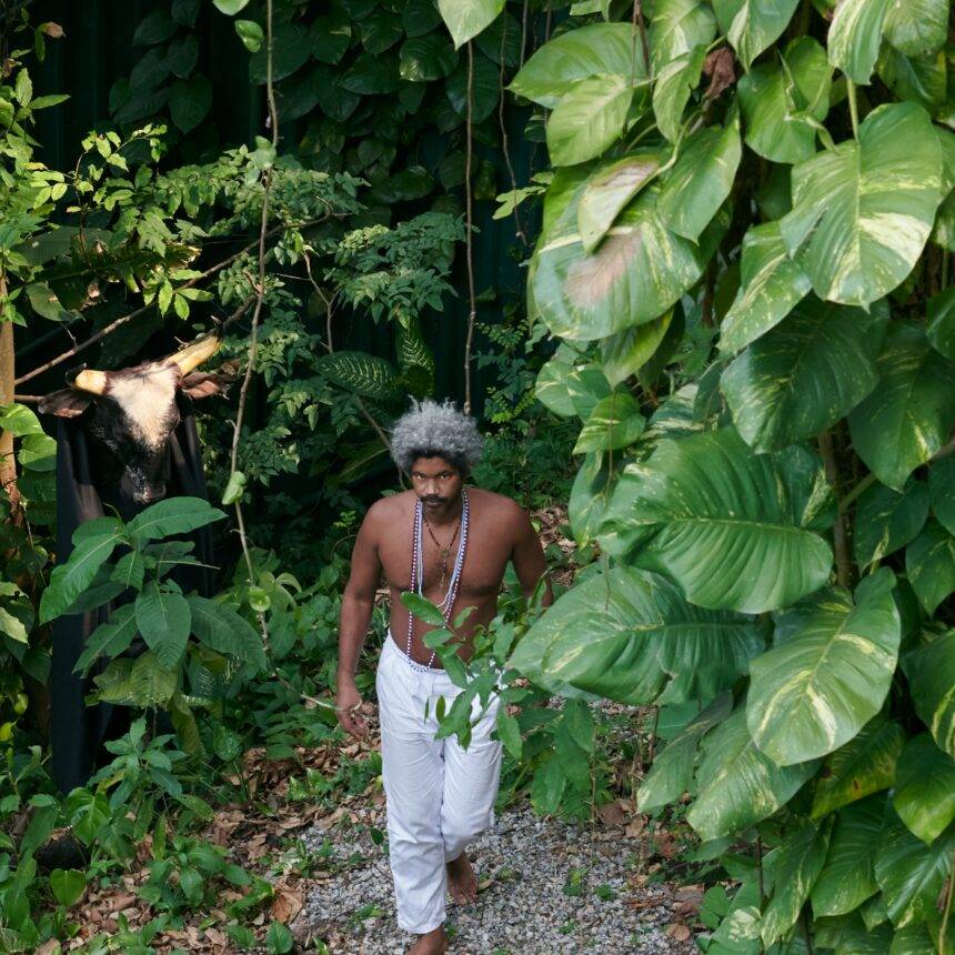 Negro Leo une desejo e tradição popular em novo álbum “RELA”