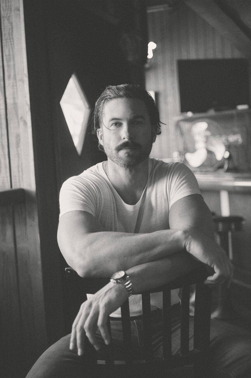 Laufey, for KING + COUNTRY e Riley Green lançam projetos especiais para embalar as festas de fim de ano