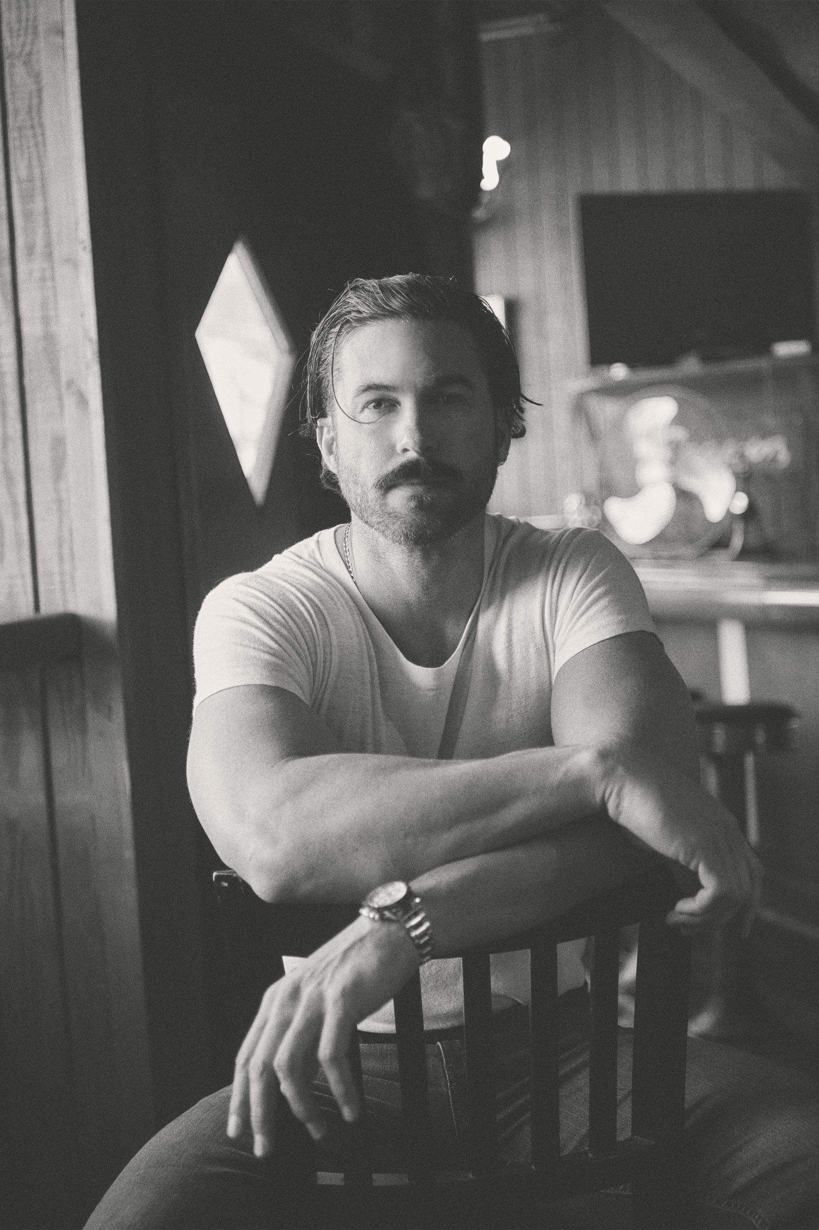 Laufey, for KING + COUNTRY e Riley Green lançam projetos especiais para embalar as festas de fim de ano