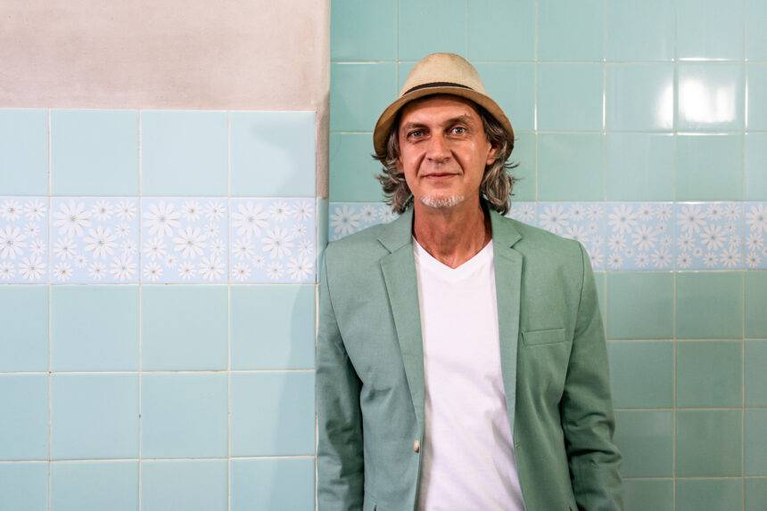 Roger Resende celebra 40 anos de carreira com EP “Sessão Autoral”