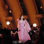Atração do Popload Festival, Laufey lança álbum ao vivo de show no Hollywood Bowl