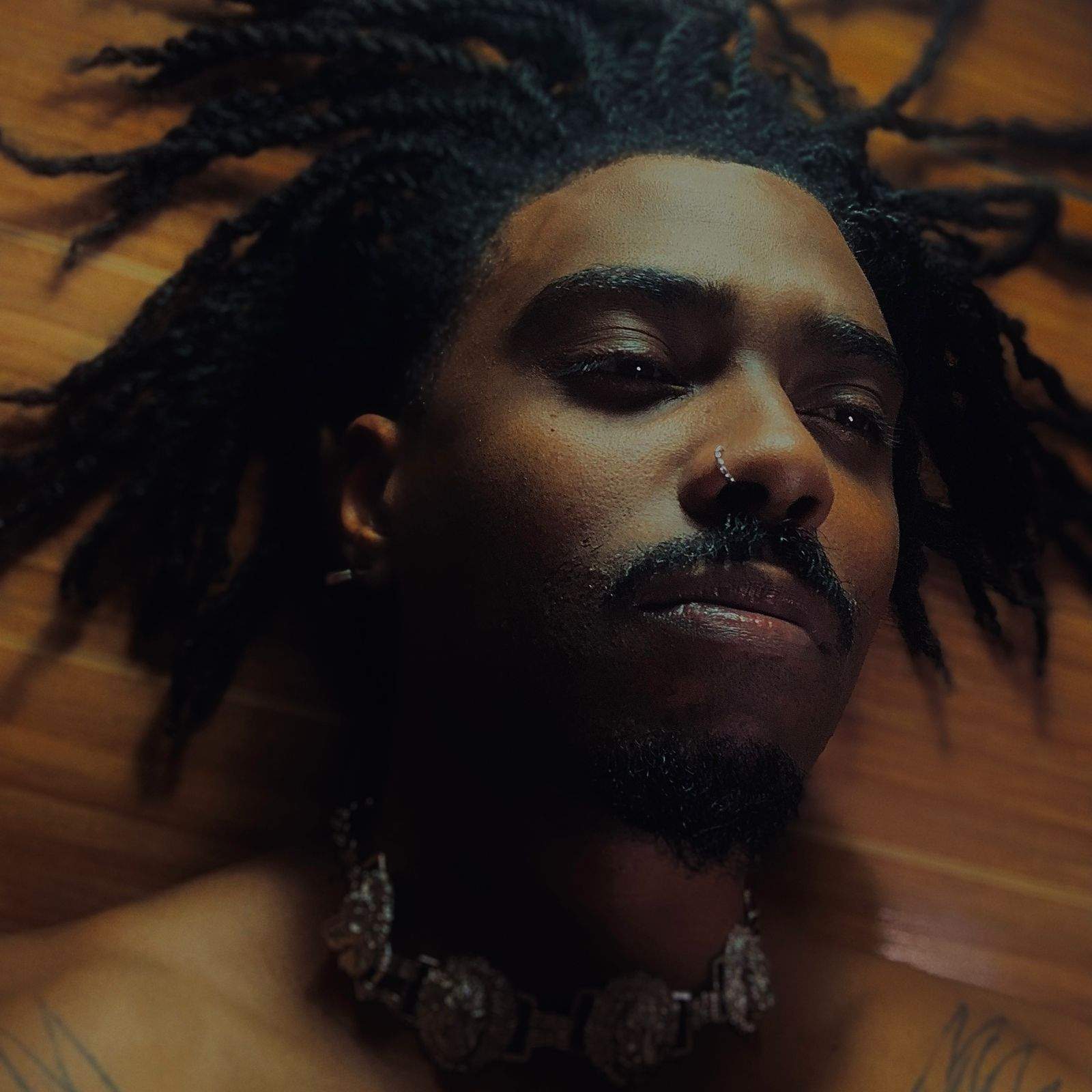 Kayode aposta na figura do amor e mergulha no afro music em novo single: ‘Ridículo’