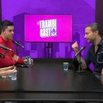 Criador do prêmio jovem, Guto questiona Manu Bahtidão e entrega casal misterioso no Trambicast