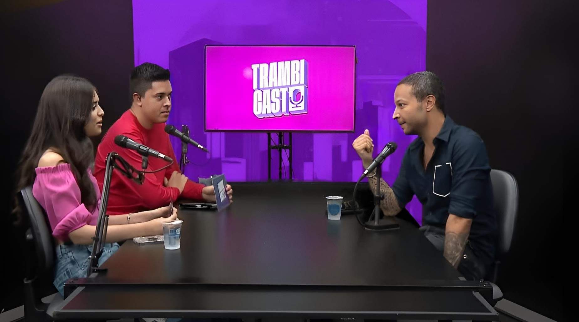 Criador do prêmio jovem, Guto questiona Manu Bahtidão e entrega casal misterioso no Trambicast