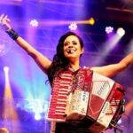 Adriana Sanchez faz show gratuito no Museu do Ipiranga no aniversário de São Paulo