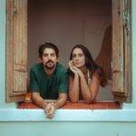 Gabriel Gonti reflete o poder transformador das paixões e memórias em parceria com Amanda Coronha