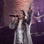 Bruna Olly celebra o sucesso de seu álbum ao vivo com “Minha Certeza”