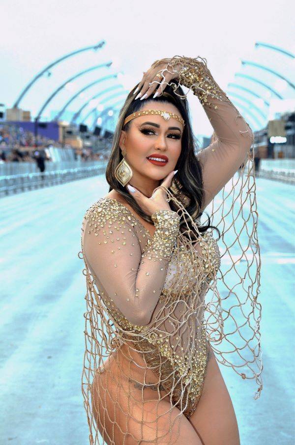 Suzana Aramuni rouba a cena no último ensaio técnico da Tucuruvi com look ousado inspirado no enredo da escola