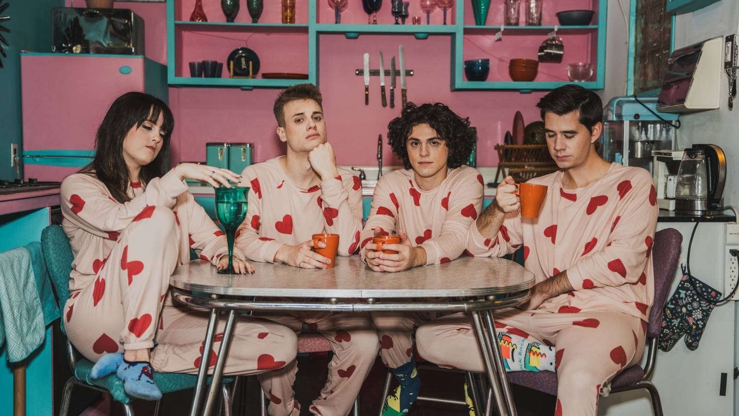 Banda canadense A Short Walk to Pluto reflete chegada da vida adulta no álbum de estreia “Out of Range”