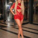 Ex-pastora Ana Akiva desfila em escola de samba com enredo sobre orixás e é atacada na web: “falta de amor”