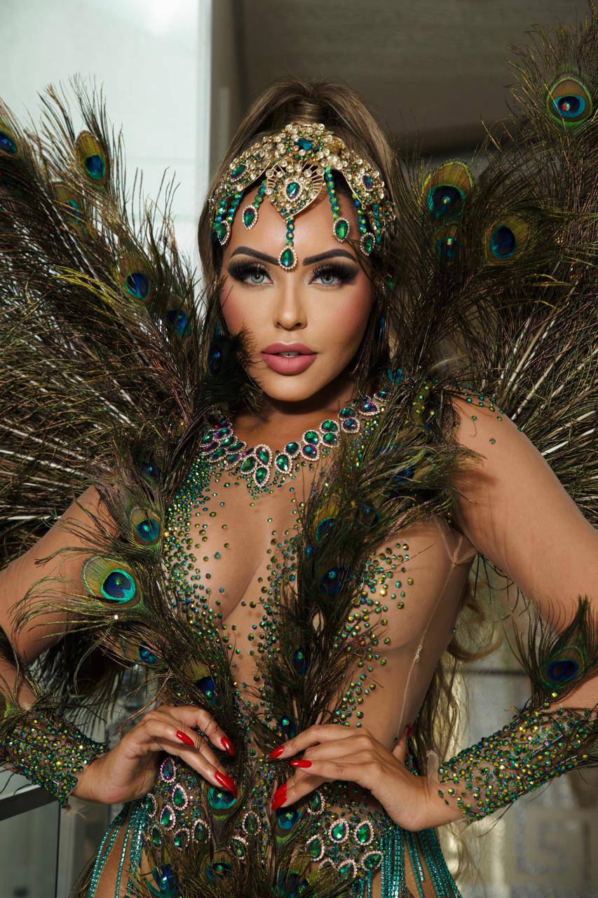 Ana Beatriz Godoi, rainha da Rosas de Ouro, usa 600 penas de pavão em referência ao jogo do bicho em ensaio