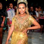 Ana Beatriz Godoi, rainha da Rosas de Ouro, usa coroa de R$ 12 mil em ensaio e dispensa salto para sambar