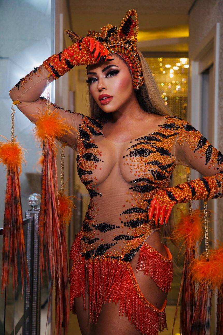 Rainha da Rosas de Ouro, Ana Beatriz Godoi vira ‘tigresa’ em ensaio com direito a faisões, 8 mil cristais e aplique de cabelo 