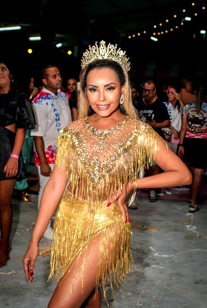 Ana Beatriz Godoi, rainha da Rosas de Ouro, usa coroa de R$ 12 mil em ensaio e dispensa salto para sambar