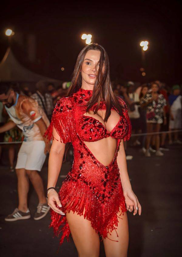 Musa da Colorado, Bruna Ramoni adere à ‘dieta do sexo’ e diz que pediu para escola diminuir fantasia: “mínima”