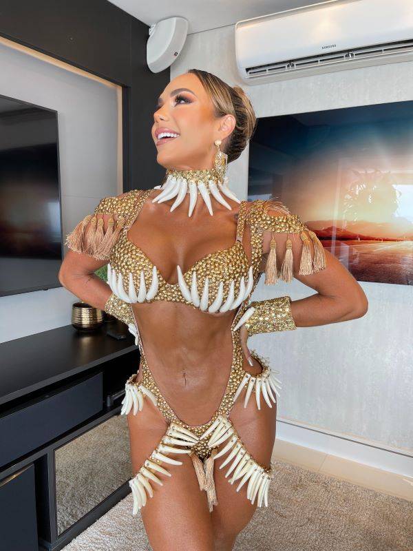 Com look ousado, Musa da Gaviões coloca corpão para jogo e dá spoiler de fantasia: “afro, misteriosa e sensual”