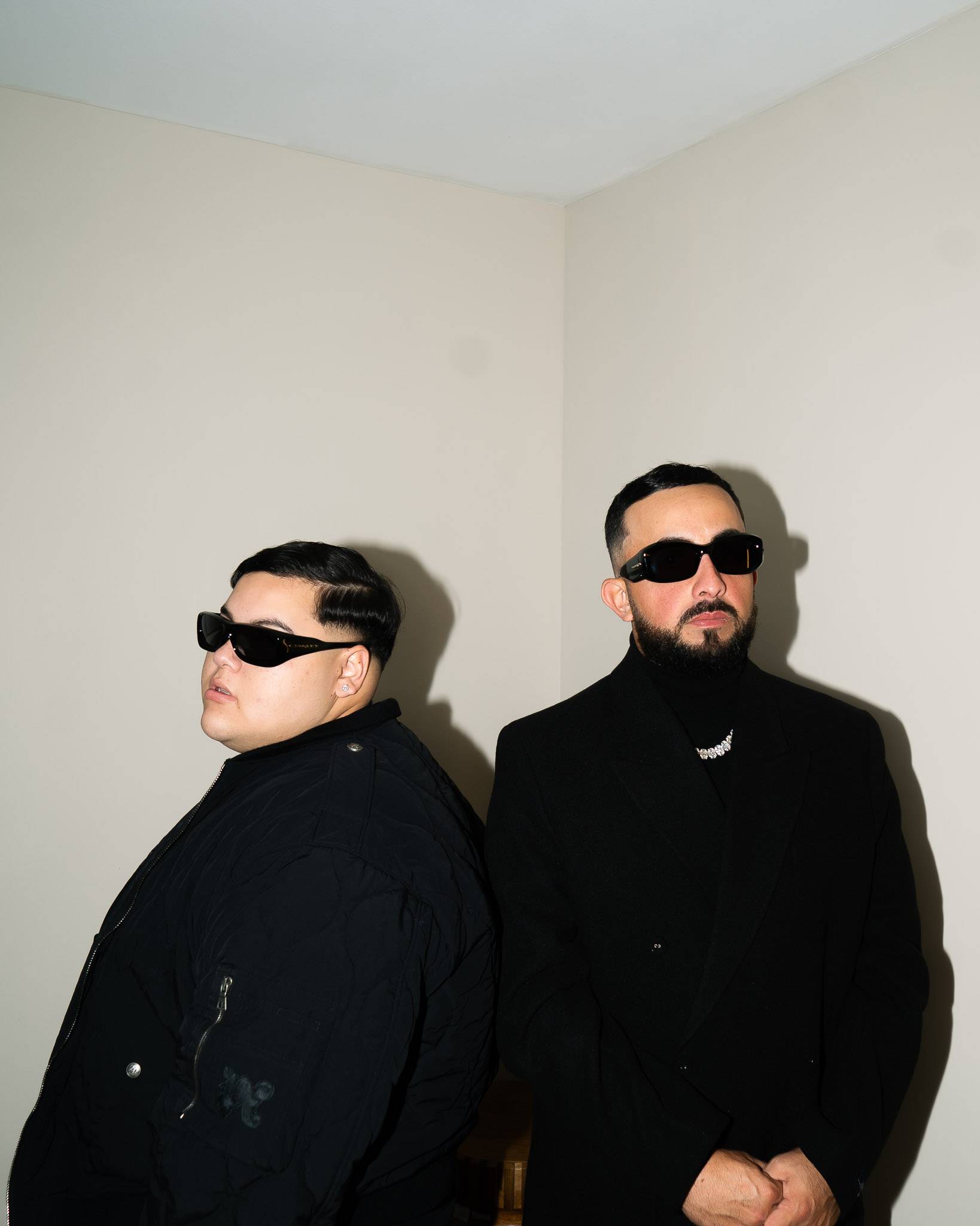 Fenômeno latino, FloyyMenor surpreende na ousada “TÚ ME CALIENTAS”