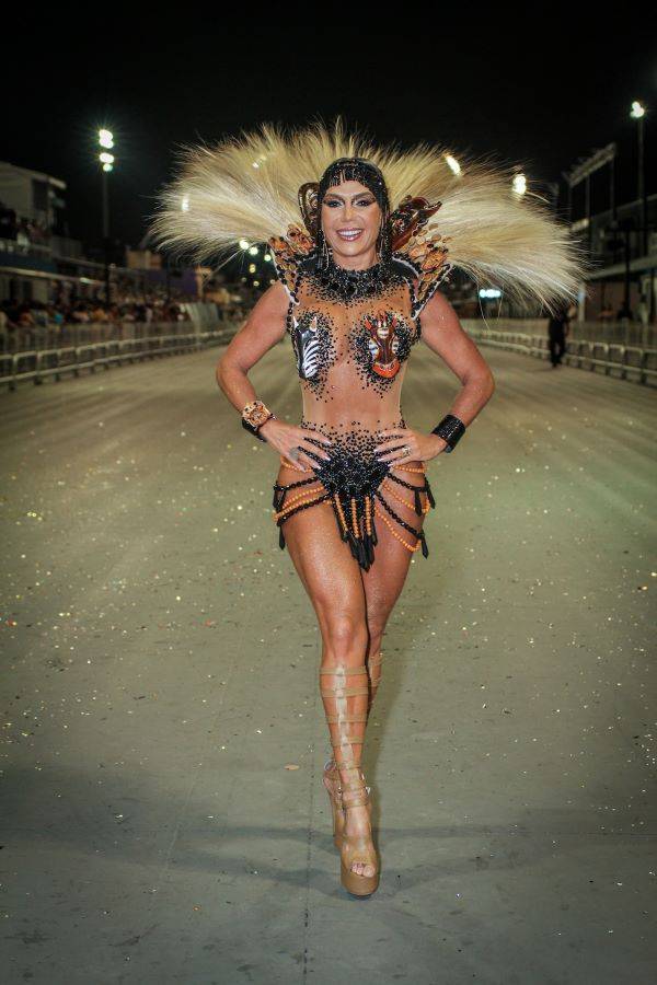 Musa da Gaviões, Francine Carvalho aposta em look afro para ensaio e põe corpão para jogo: “mais definida”