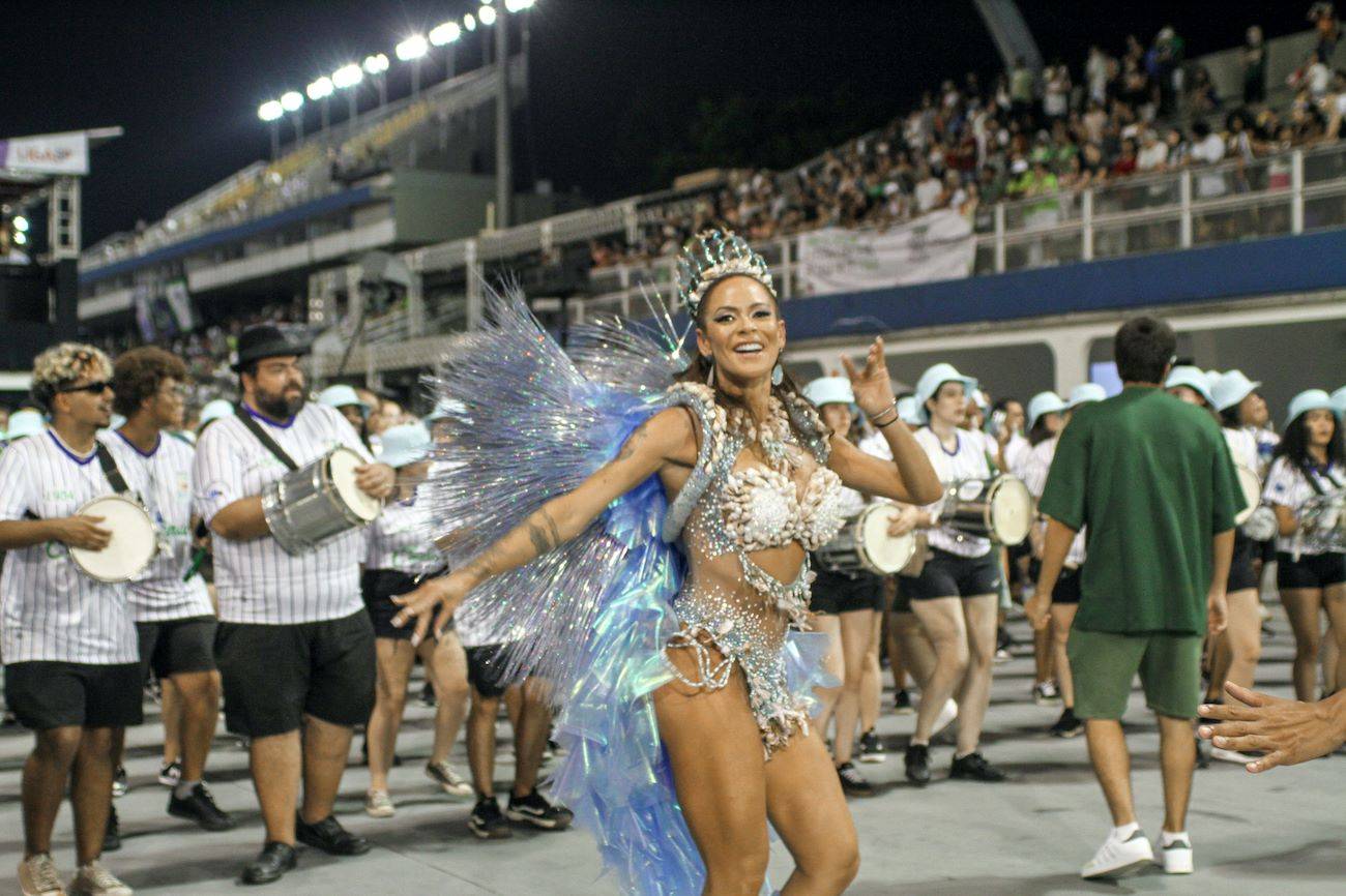 Madrinha da Vila Maria, Josi Aoas surge com look de 2 mil conchas em ensaio: “sofisticação e sensualidade”