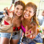 Ex-BBBs Paula e Nicole Oliveira combinam looks para curtir bloco de Carnaval