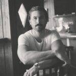 Estrela country viral, Riley Green lança clipe ousado para “Worst Way”