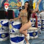 Suzana Aramuni brilha no ensaio de rua da Acadêmicos do Tucuruvi com look dourado de tirar o fôlego!