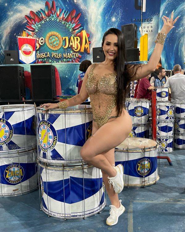 Suzana Aramuni brilha no ensaio de rua da Acadêmicos do Tucuruvi com look dourado de tirar o fôlego!