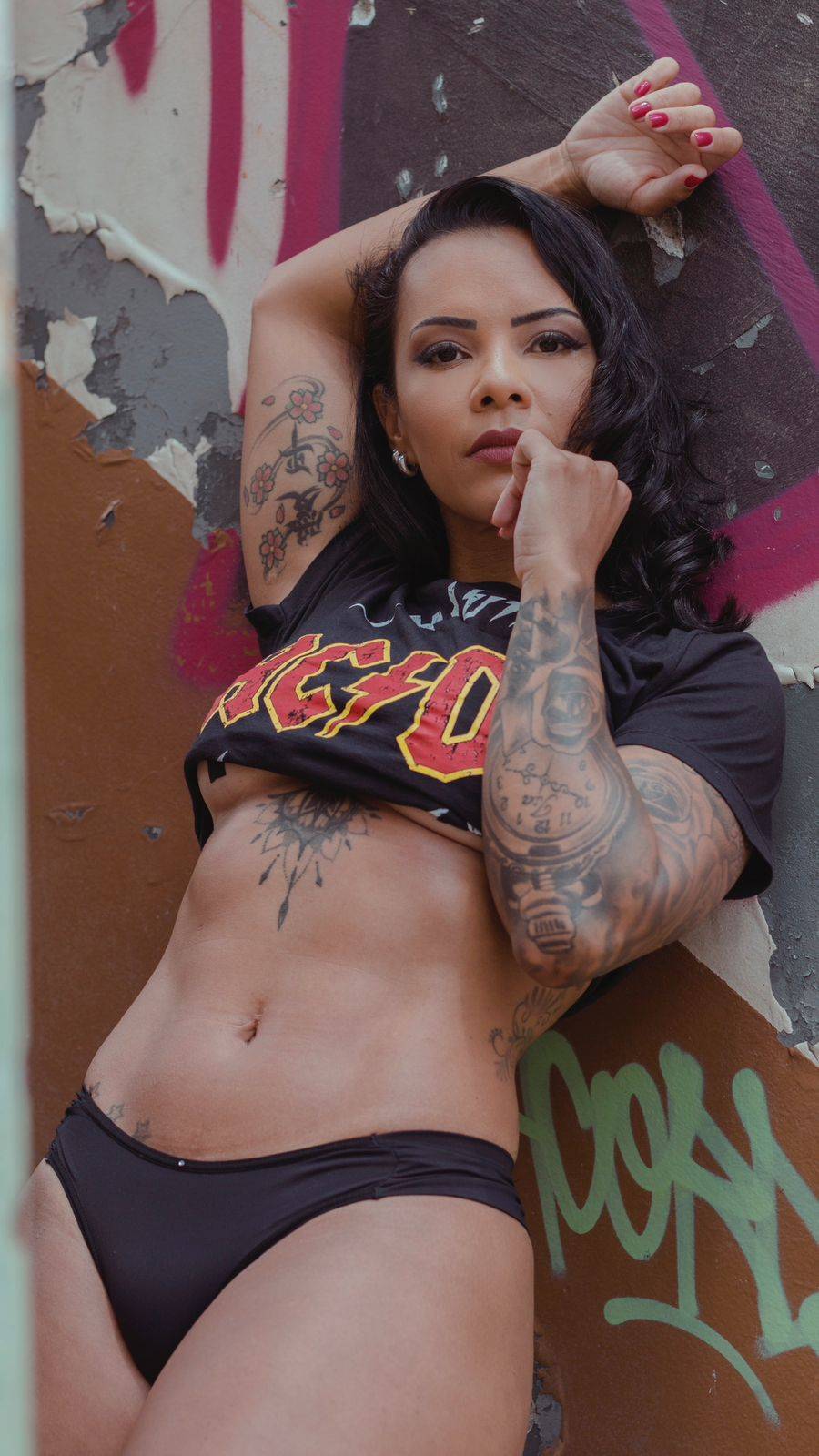 Tatty Taques: Beleza, força e sensualidade na capa da Secret