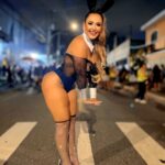 Suzana Aramuni incorpora coelhinha sexy e rouba a cena no último ensaio de rua da Tucuruvi antes do desfile oficial