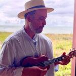 Ukulele ao invés do cavaquinho; conheça o sambalanço de Roger Bastos