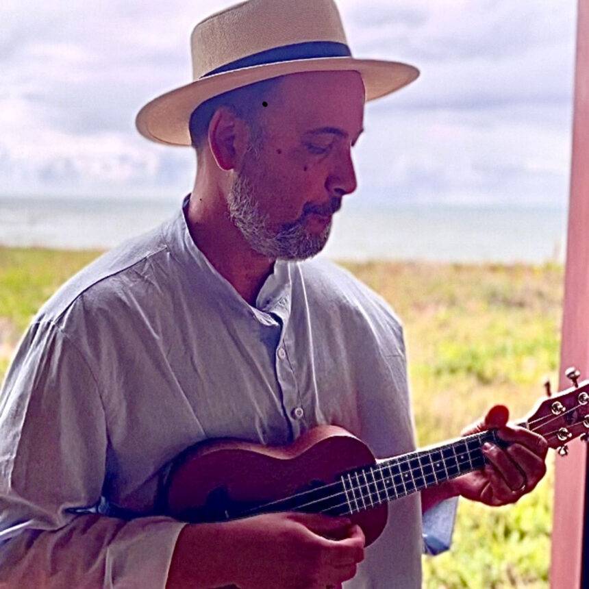 Ukulele ao invés do cavaquinho; conheça o sambalanço de Roger Bastos