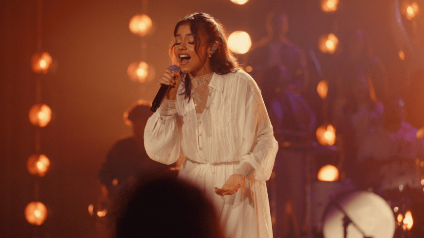 Com casa cheia, Julia Vitória grava DVD no teatro Ópera de Arame