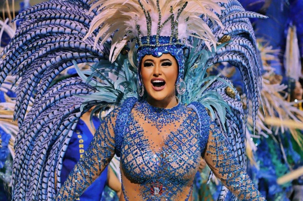 Suzana Aramuni brilha no desfile da Tucuruvi com look azul deslumbrante e comemora aniversário na avenida! 3 Suzana Aramuni brilha no desfile da Tucuruvi com look azul deslumbrante e comemora aniversário na avenida!
