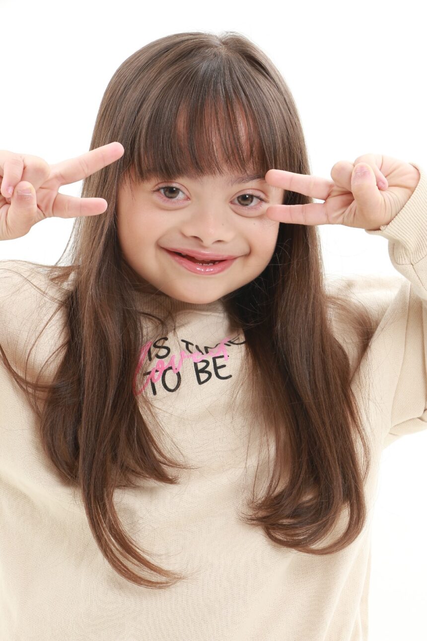 Editorial de moda encantador celebra o Dia Mundial da Síndrome de Down