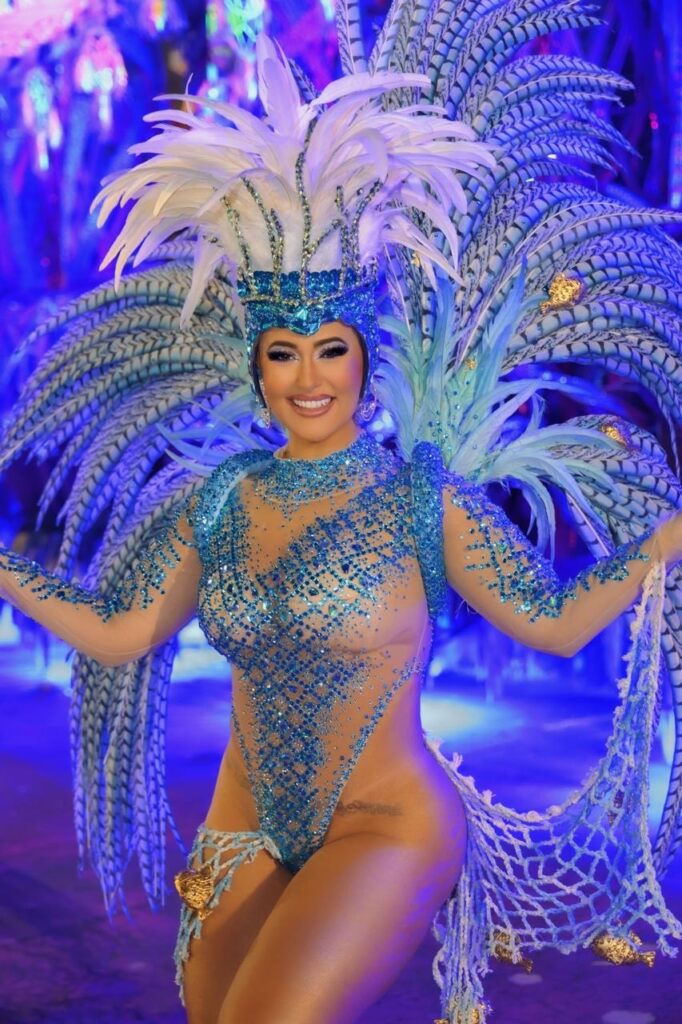 Suzana Aramuni brilha no desfile da Tucuruvi com look azul deslumbrante e comemora aniversário na avenida! 2 Suzana Aramuni brilha no desfile da Tucuruvi com look azul deslumbrante e comemora aniversário na avenida!