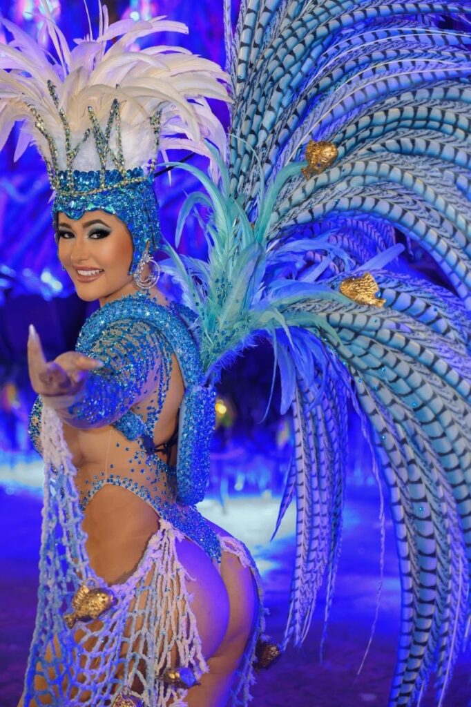 Suzana Aramuni brilha no desfile da Tucuruvi com look azul deslumbrante e comemora aniversário na avenida! 4 Suzana Aramuni brilha no desfile da Tucuruvi com look azul deslumbrante e comemora aniversário na avenida!