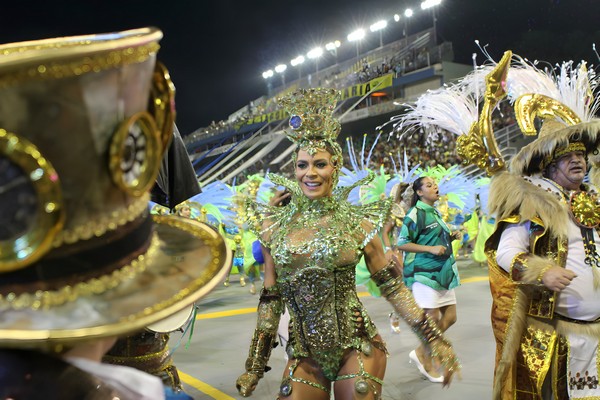 Madrinha da Vila Maria, Josi Aoas faz balanço do Carnaval e lembra críticas por samba: “tive que ser forte” 1 Madrinha da Vila Maria, Josi Aoas faz balanço do Carnaval e lembra críticas por samba: “tive que ser forte”