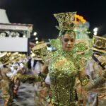 Madrinha da Vila Maria, Josi Aoas usa fantasia com 50 mil cristais, dispensa penas e fala de ansiedade: “dormi só 3 horas”