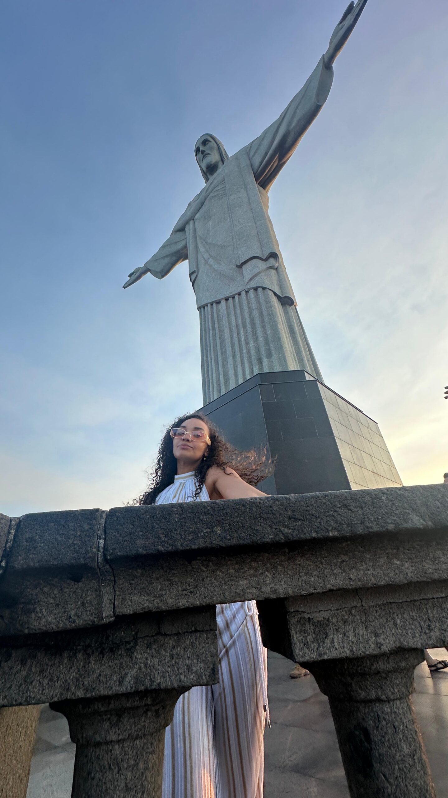 Leigh-Anne, estrela do pop britânico, curte o Carnaval no Rio