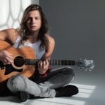 De jovem para jovem, Math Gomes lança o single “Muito Novo Pra Me Arrepender”